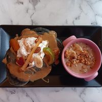Dessert: pancakes aux fruits rôtis et chantilly, crème de banane et granola at Urban Greener in Paris