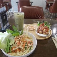 Som Tam, califlower wings and iced Matcha latte at Veganerie - Nana in Bangkok