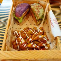 Mezzo elf burger e mezzo purple cheesy con patatine e salsa mayo veg e salsa piccante #Veganuary at Flower Burger in Rome