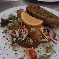 De beyond hotdog op brood  at Pure in Uden