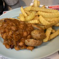 Vegan chili con carne and fries at Bells in Tokyo