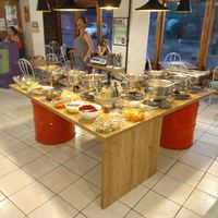 Espaço com buffet e balança at Mamma Veg in Santa Maria