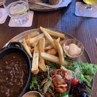 Mijn stoofpotje👍🏼👍🏼. De getriggerde vegans onder ons, mams zat te smikkelen van haar met 3 soorten vlees belegde burger hahaha. Tsja. De een is de ander niet. Heerlijk  at Local in Maastricht