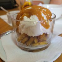 Banana-da-terra na frigideira com uma bola de sorvete e calda de caramelo salgado at Terra Veggie Café in Sorocaba