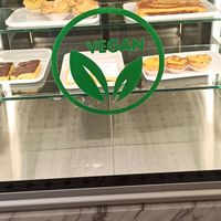 Montra de produtos vegan at Pastelaria Tupi in Porto