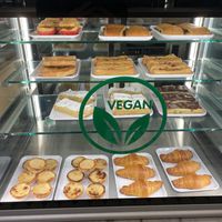 Display of vegan food at Pastelaria Tupi in Porto