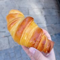 Croissant vegano at Pastelaria Tupi in Porto