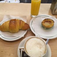Vegan croissant and pastel de nata, orange juice, cappuccino with soy milk at Pastelaria Tupi in Porto