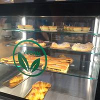 Vitrina vegana at Pastelaria Tupi in Porto