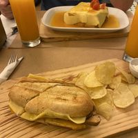 Veganer Hotdog und vegane Francesinha  at Pastelaria Tupi in Porto
