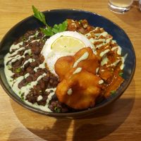 Haricots rouges et seitan, mini arepas et riz at Prana Restaurant in Lyon