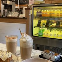 Caffe’s atmosphère, Pumpkin Spice Latte and Chai Latte (sneak peak of the carrot cake in the corner) at Farm2Table - Davidshall in Malmo