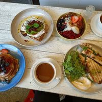 Pannkakor, två toastar, och en acai bowl at Farm2Table - Davidshall in Malmo