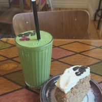 Smoothie and carrot cake at Farm2Table - Davidshall in Malmo