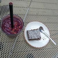Smothie and cake at Farm2Table - Davidshall in Malmo