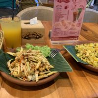 Mango fried rice with a spicy mango salad and a Mango drink! (I just really love mangos haha) #Veganuary at Sawasdee Thai Restaurant in Central Singapore