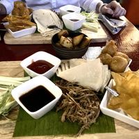 Vegan duck, fried Tofu, Cracker, Gurke + Frühlingszwiebel und Tortillas  at Barracuda in Koh Tao