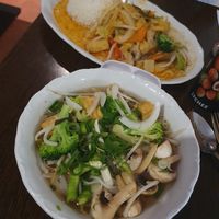 Reisbandnudelsuppe und gelbes Curry at DO's in Stuttgart