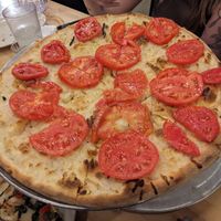 Heirloom tomato pizza (cheese, raw tomato slices) at Pies & Pints in Fayetteville