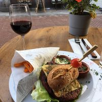 Gluten-free vegan jackfruit burger with sweet potato fries 🍔🍟 at De Graanbeurs in Terneuzen