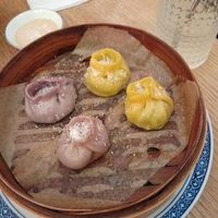 Dumplings au kiwi (jaunes) et fruits rouges at Dim Sum Spot - Letná in Prague