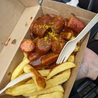 vegane Curry Wurst mit Pommes at Frittenwerk - Hbf Düsseldorf in Dusseldorf
