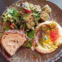 Herb tofu with extra hummus 🤤 at Honest Greens in Lisbon