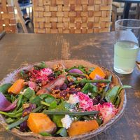 Honey-Goatcheese Salat at Honest Greens in Lisbon