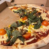 Pizza champiñon, cebolla caramelizada, tomate cherry, choclo, albahaca at Juana la Brava in Santiago