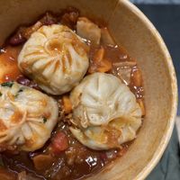 Hier 4 Momos kosten 10.- mit Supersoup und Topping +2.- (Topping und ein Momo auf dem Bild wurden schon gegessen)  at Mama's Momos in Bern