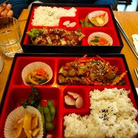 Bandejas veganas: pato y cerdo at Cantine De Lotus in Paris