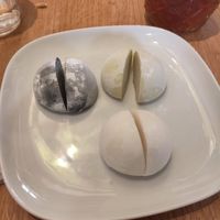 Mochis litchi (vegan), pistache et sésame (végétariens) at Cantine De Lotus in Paris