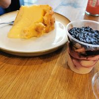 Käsekuchen, noch warm 😀, Schokomousse mit Heidelbeeren at Potateria in Mannheim