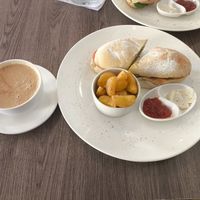 Sanduíche caprese com batatas e capuccino com leite de amêndoas. *Obs: pasta de alho não é vegano. Contém ovos. at Cafe Central Traveler's Coffee in Cartagena