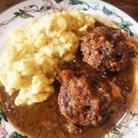 Vleischküchle mit Kartoffelsalat, Zwiebelschmelze (eigentlich nicht dabei) und Trollingersößle at Köhlerstüble in Stuttgart