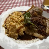 Kartoffelsalat und Maultaschen mit Trollingersoße  at Köhlerstüble in Stuttgart