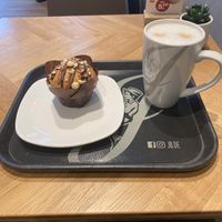 großer Milchkaffee mit Hafermilch und veganer Muffin mit Karamellfüllung  at Junge Die Bäckerei in Binz