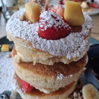 Classic hotcake met seizoensfruit at Hana in Amersfoort