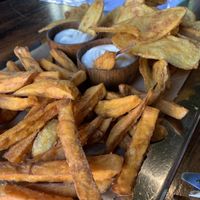 Süßkartoffelpommes und Kartoffelchips  at Bärenstark in Cologne