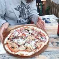 Vegane Pizza mit Artischoken, Salami, Zwiebeln, Oliven und getrockneten Tomaten at Schamotte in Hamburg