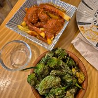 Fleischbällchen und Pimientos at La Vegana Taperia in Malaga