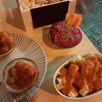 Hummus del día, patatas bravas y albondigas en salsa de tomate (todo es vegano - everything in the restaurant is vegan) at La Vegana Taperia in Malaga