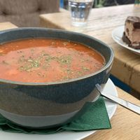 Veganes Chili und danach einen Schokolade Kuchen   at Werftcafé in Flensburg