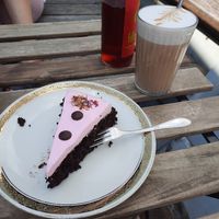 Rote Beete Schokokuchen und Latte Macchiato at Werftcafé in Flensburg