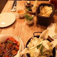 Selbstgemachte Chips mit veganen Dips, Ofengemüse und Avocadorisotto at Happy Happa in Dresden