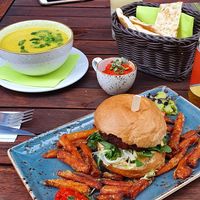 Mango-Ingwer-Kokos-Suppe und Burger  at Happy Happa in Dresden
