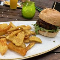 Leckerer Burger mit würzigen Dippers  at Happy Happa in Dresden
