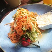 Zucchini-Karotten-Zoodles mit veganem Käse at Happy Happa in Dresden