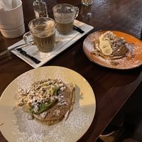 Panquecas vegan + cappuccino  at O Diplomata in Porto