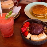 Full vegan brunch: pancakes, Açai bowl, juice and coffee at O Diplomata in Porto